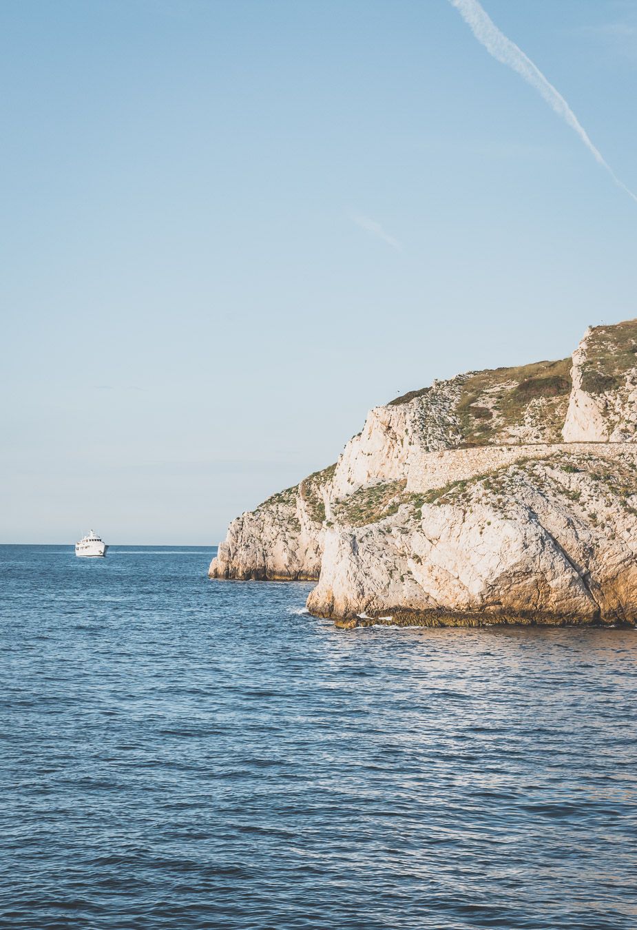 Tu es à Marseille et tu as envie de t'échapper du tumulte de la ville une journée? Tu planifies un voyage à Marseille? Suis le guide! Dans notre article, tu trouveras toutes les informations et beaucoup de photos qui te guideront dans ton excursion pour visiter les Iles du Frioul #marseille #frioul #mediterranée #france #provence #vacances / Randonnées / Baignade à Marseille / Vacances en France / Provence / Voyages en France / Nature / Destination nature / Plage Marseille / Calanques / Voyages