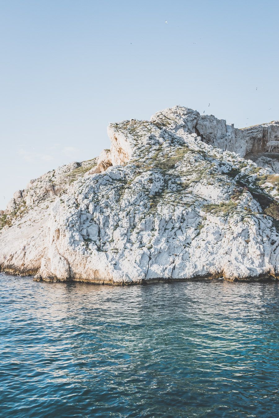 Tu es à Marseille et tu as envie de t'échapper du tumulte de la ville une journée? Tu planifies un voyage à Marseille? Suis le guide! Dans notre article, tu trouveras toutes les informations et beaucoup de photos qui te guideront dans ton excursion pour visiter les Iles du Frioul #marseille #frioul #mediterranée #france #provence #vacances / Randonnées / Baignade à Marseille / Vacances en France / Provence / Voyages en France / Nature / Destination nature / Plage Marseille / Calanques / Voyages