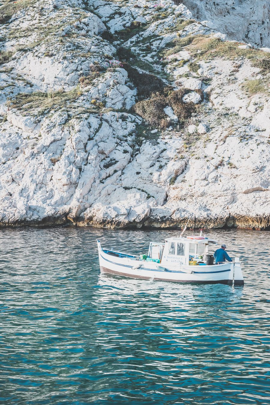 Tu es à Marseille et tu as envie de t'échapper du tumulte de la ville une journée? Tu planifies un voyage à Marseille? Suis le guide! Dans notre article, tu trouveras toutes les informations et beaucoup de photos qui te guideront dans ton excursion pour visiter les Iles du Frioul #marseille #frioul #mediterranée #france #provence #vacances / Randonnées / Baignade à Marseille / Vacances en France / Provence / Voyages en France / Nature / Destination nature / Plage Marseille / Calanques / Voyages