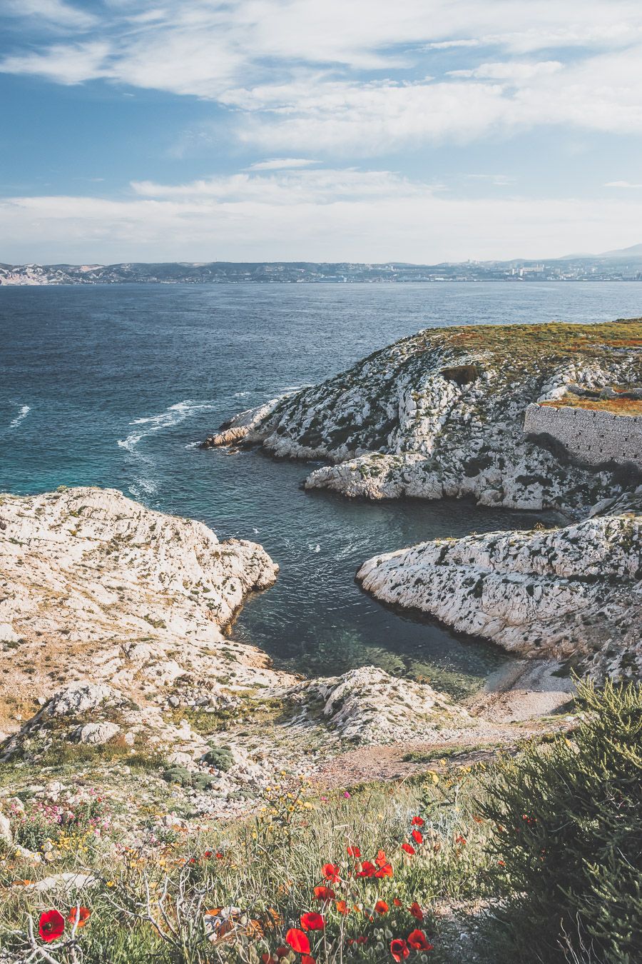 Découverte des Iles du Frioul / Tu planifies un voyage à Marseille? Suis le guide! Dans notre article, tu trouveras toutes les informations et beaucoup de photos qui te guideront dans ton excursion pour visiter les Iles du Frioul #marseille #frioul #mediterranée #france #provence #vacances / Randonnées / Baignade à Marseille / Vacances en France / Provence / Voyages en France / Nature / Destination nature / Plage Marseille / Calanques / Voyages