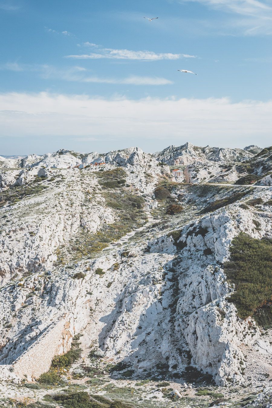 Découverte des Iles du Frioul / Tu planifies un voyage à Marseille? Suis le guide! Dans notre article, tu trouveras toutes les informations et beaucoup de photos qui te guideront dans ton excursion pour visiter les Iles du Frioul #marseille #frioul #mediterranée #france #provence #vacances / Randonnées / Baignade à Marseille / Vacances en France / Provence / Voyages en France / Nature / Destination nature / Plage Marseille / Calanques / Voyages