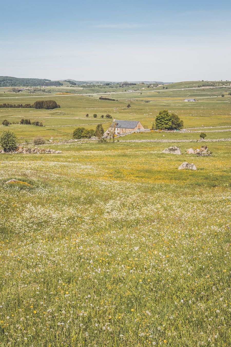 Randonnée sur l'Aubrac : la cascade du Déroc et le lac de Saint-Andéol en Lozère