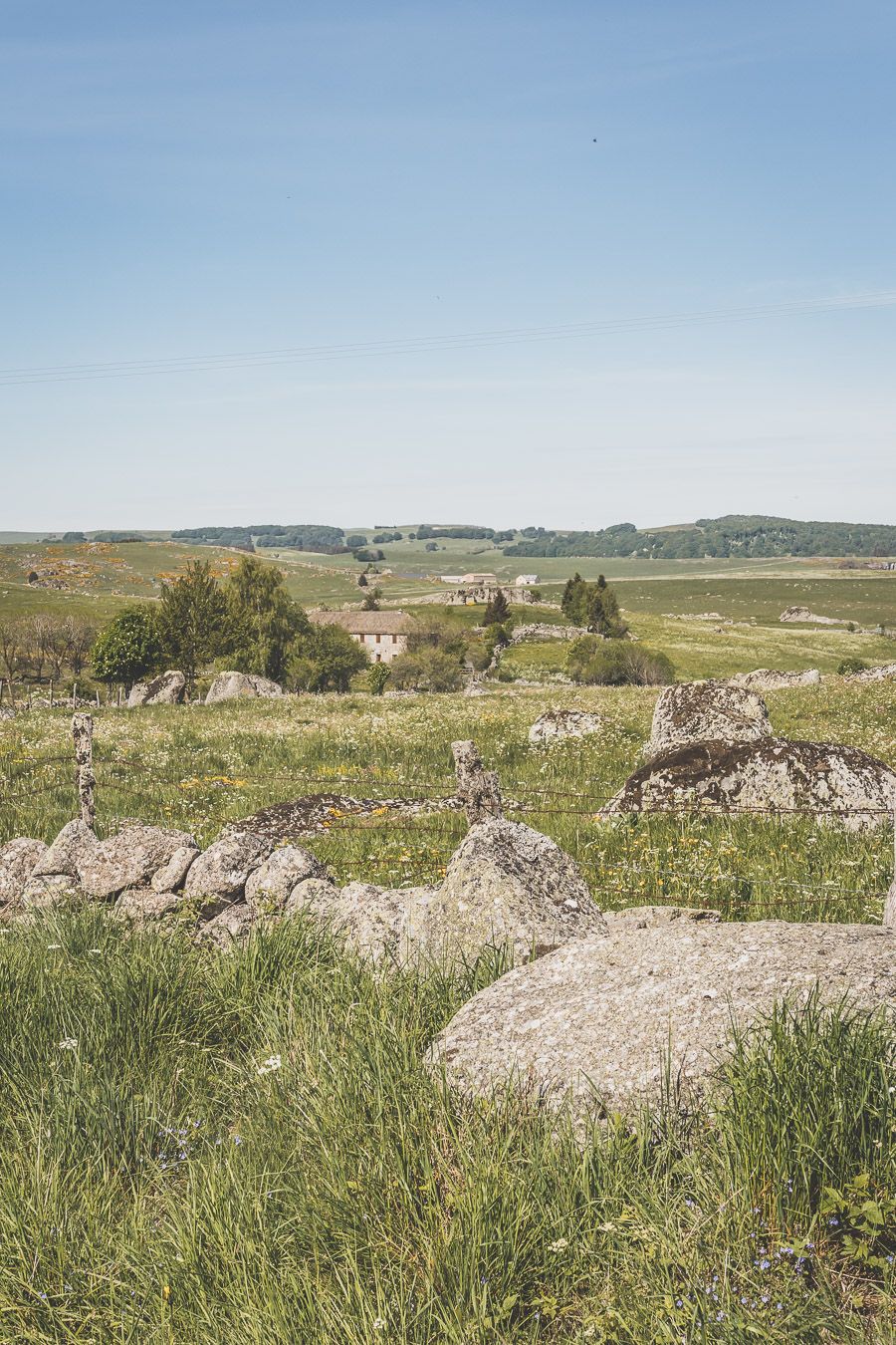 Randonnée sur l'Aubrac : la cascade du Déroc et le lac de Saint-Andéol en Lozère