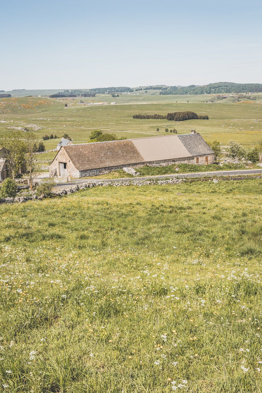 Randonnée sur l'Aubrac : la cascade du Déroc et le lac de Saint-Andéol en Lozère