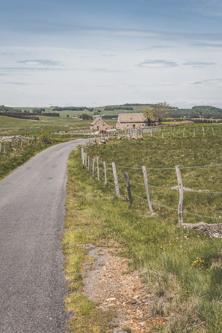 Randonnée sur l'Aubrac : la cascade du Déroc et le lac de Saint-Andéol en Lozère