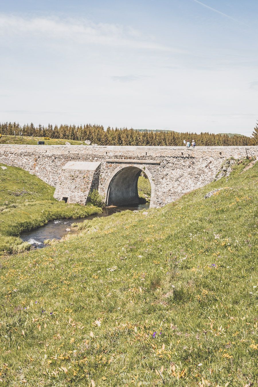 Randonnée sur l'Aubrac : la cascade du Déroc et le lac de Saint-Andéol en Lozère