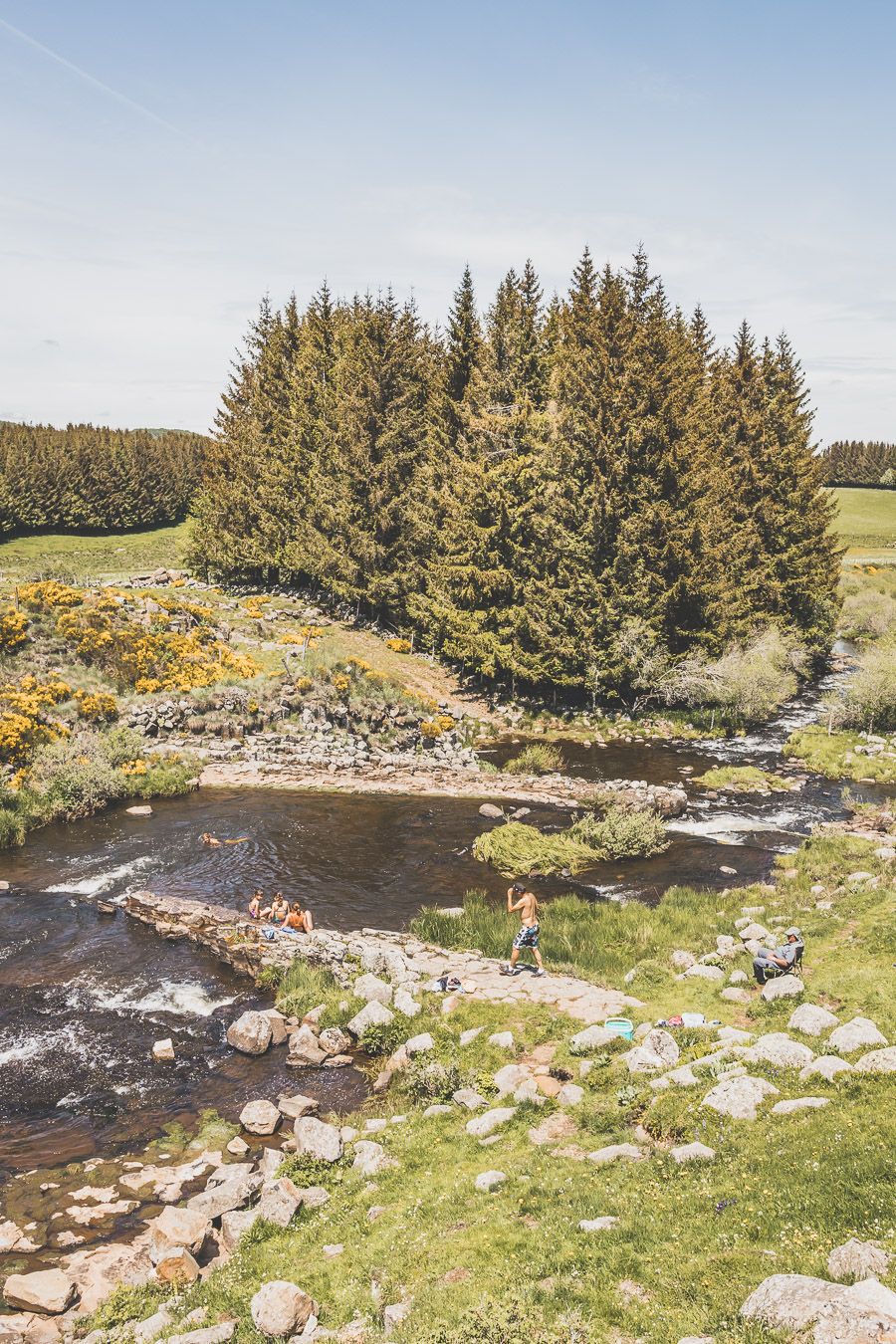 Randonnée sur l'Aubrac : la cascade du Déroc et le lac de Saint-Andéol en Lozère