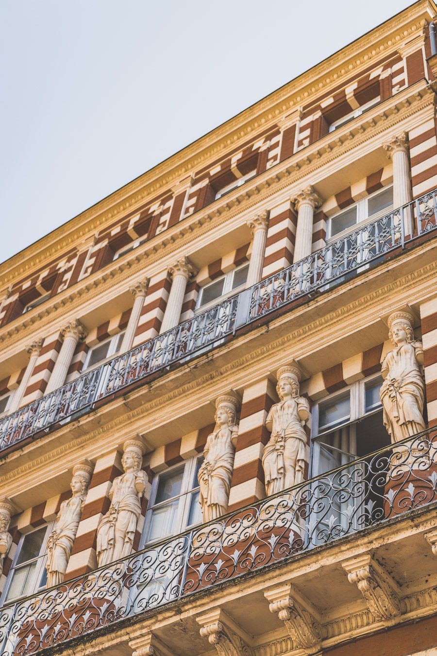 statues sur une façade