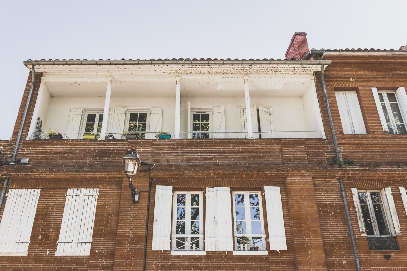 façade d'immeuble de briques rouges à Toulouse