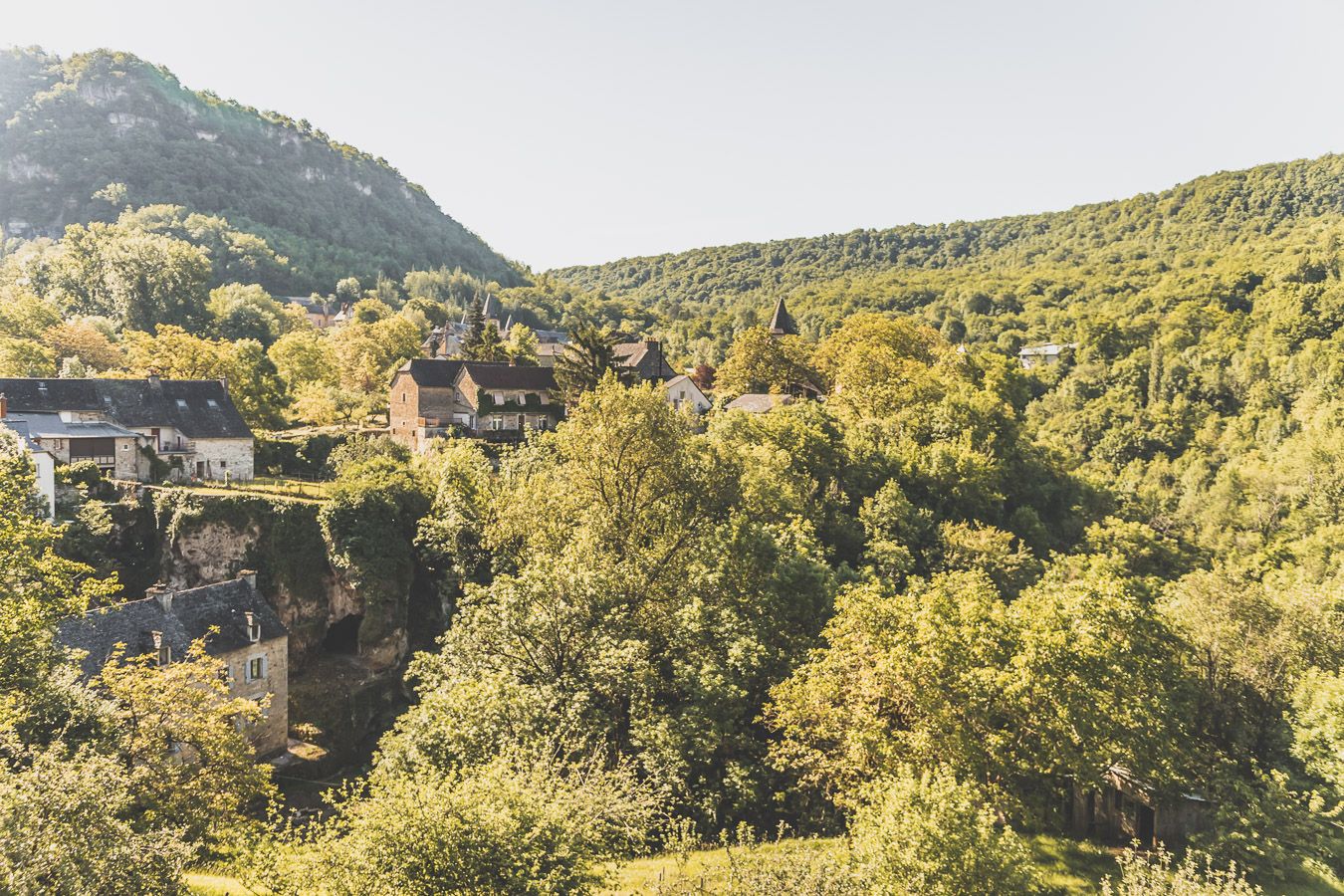 Bourg de Salles-la-Source au printemps