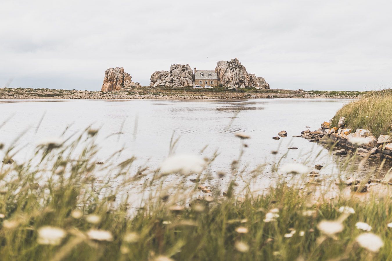 Plougrescant : la maison entre les deux rochers