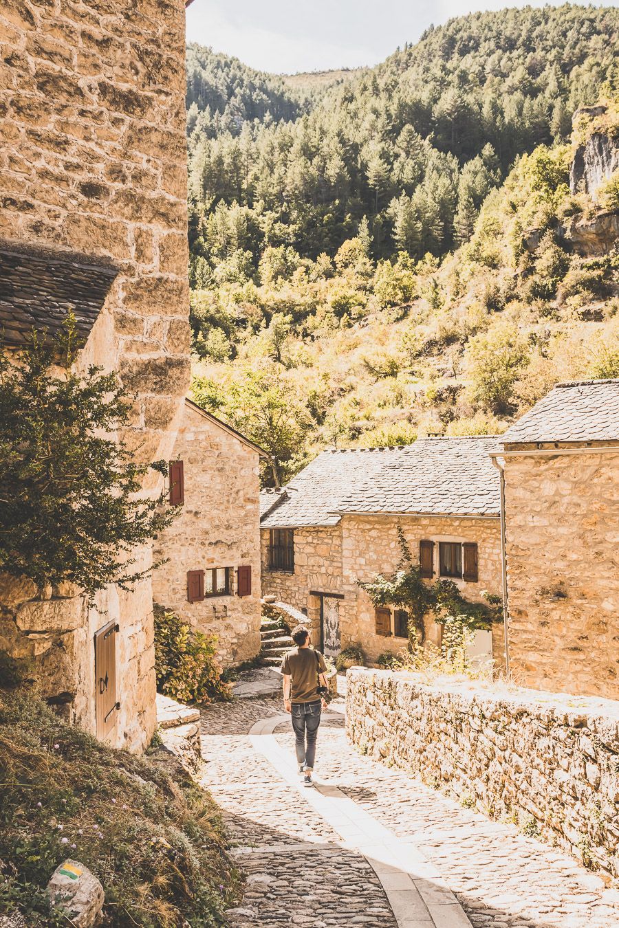 Visiter Castelbouc, village troglodyte