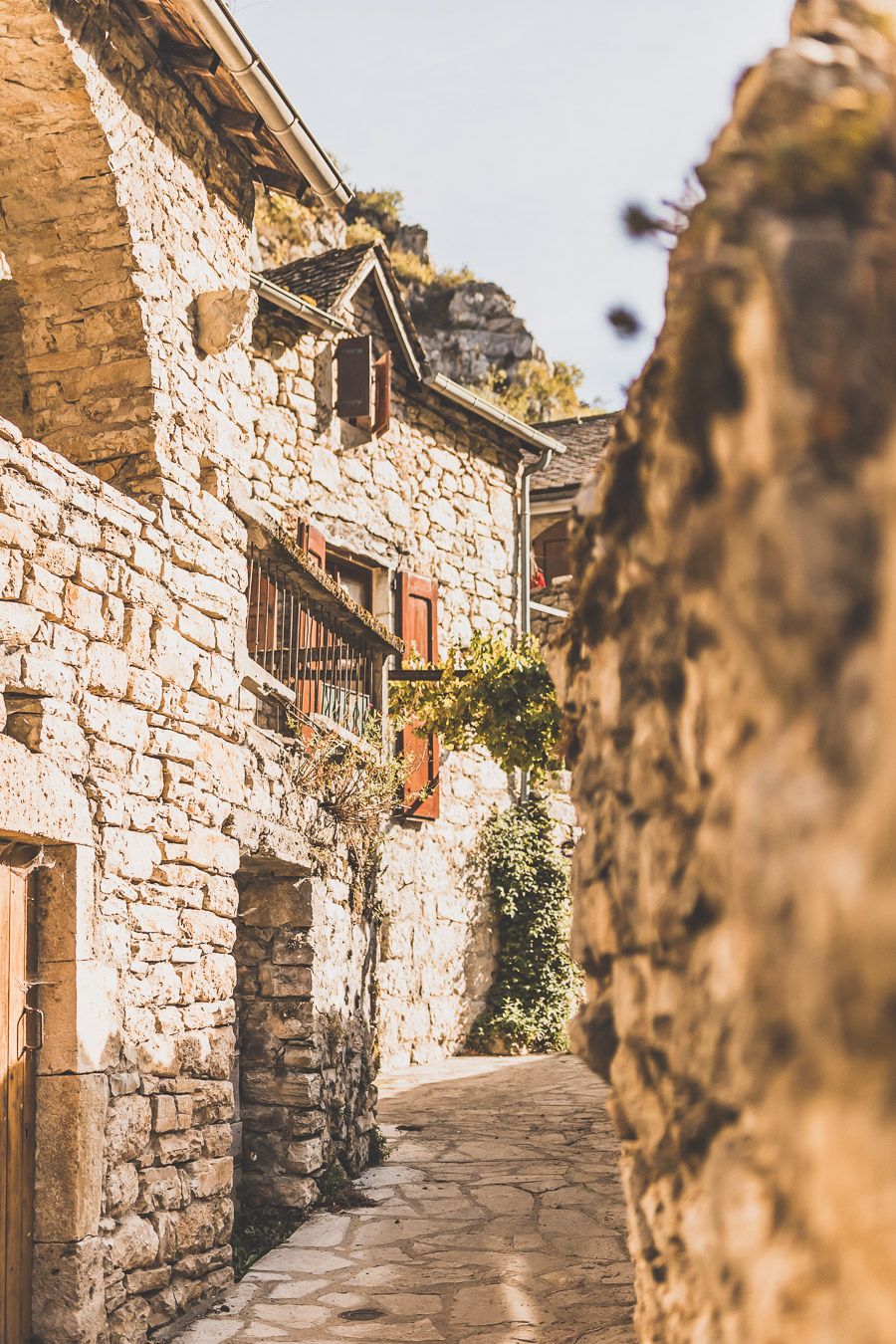 Maisons construites à flanc de falaises