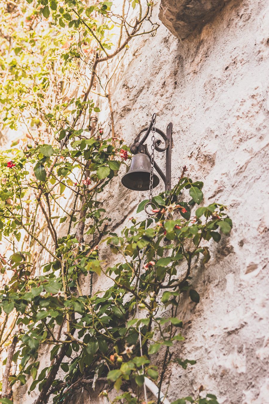 Cloche accrochée à un mur