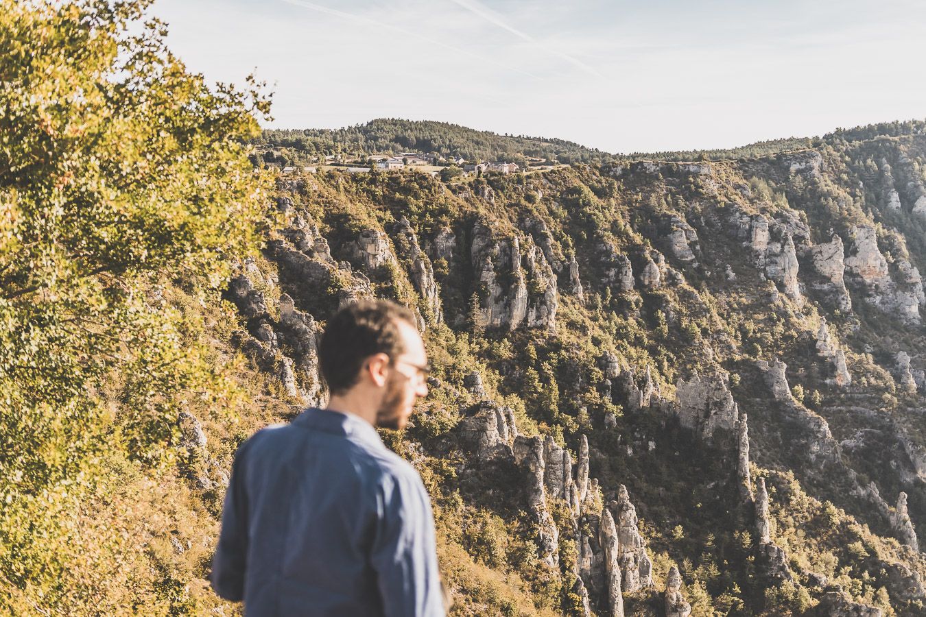 Julien admirant les falaises des Gorges du Tarn