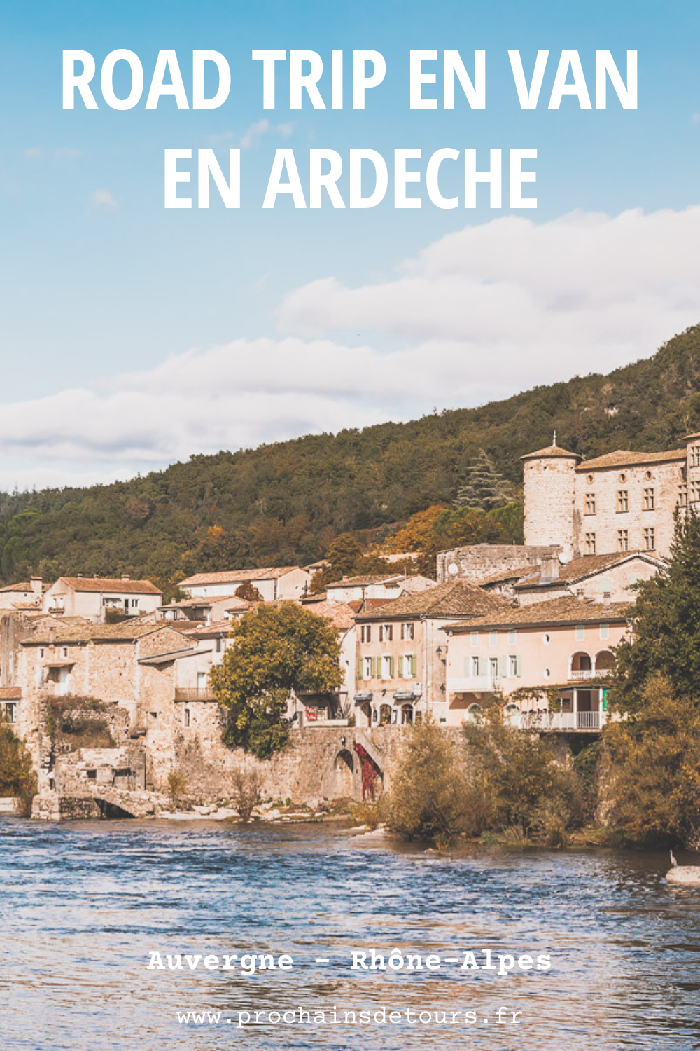 Vous vous demandez que visiter en Ardèche ? Faites un road trip en van et suivez le guide ! Ardeche france / Ardeche insolite / Ardeche frankrijk / Ardeche paysage / Ardeche camping / auvergne tourisme / Auvergne france / Auvergne rhone alpes / Auvergne-rhône-alpes / Auvergne frankrijk / Auvergne paysage / Vacances en France / Vacances plage / France paysage / Voyage en France / Voyage nature / Voyage en France / Destinations de voyages / Road trip France / Plus beaux villages de France /paysage