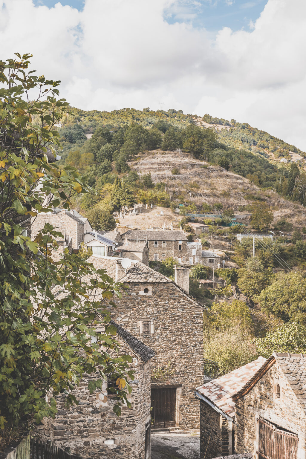 Vous vous demandez que voir en Aveyron ? Que faire en Aveyron ? Notre article est fait pour vous! Conques, Penne, La Couvertoirade, Rodez, Brousse-le-Château... sont évoqués en mots et photos #aveyron #occitanie #france #vacances / Road trip en Aveyron / Voyage en Aveyron / Découvrir l'Occitanie / Voyage en France / Vacances en France / Jolis villages / Travel in France / Voyage en Europe / Villages / Road trip en France / Village de charme / Aveyron tourisme / Aveyron France / Aveyron paysage