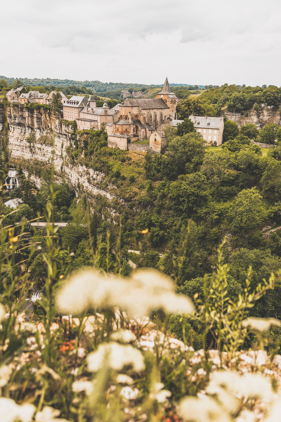 Vous vous demandez que voir en Aveyron ? Que faire en Aveyron ? Notre article est fait pour vous! Conques, Penne, La Couvertoirade, Rodez, Brousse-le-Château... sont évoqués en mots et photos #aveyron #occitanie #france #vacances / Road trip en Aveyron / Voyage en Aveyron / Découvrir l'Occitanie / Voyage en France / Vacances en France / Jolis villages / Travel in France / Voyage en Europe / Villages / Road trip en France / Village de charme / Aveyron tourisme / Aveyron France / Aveyron paysage