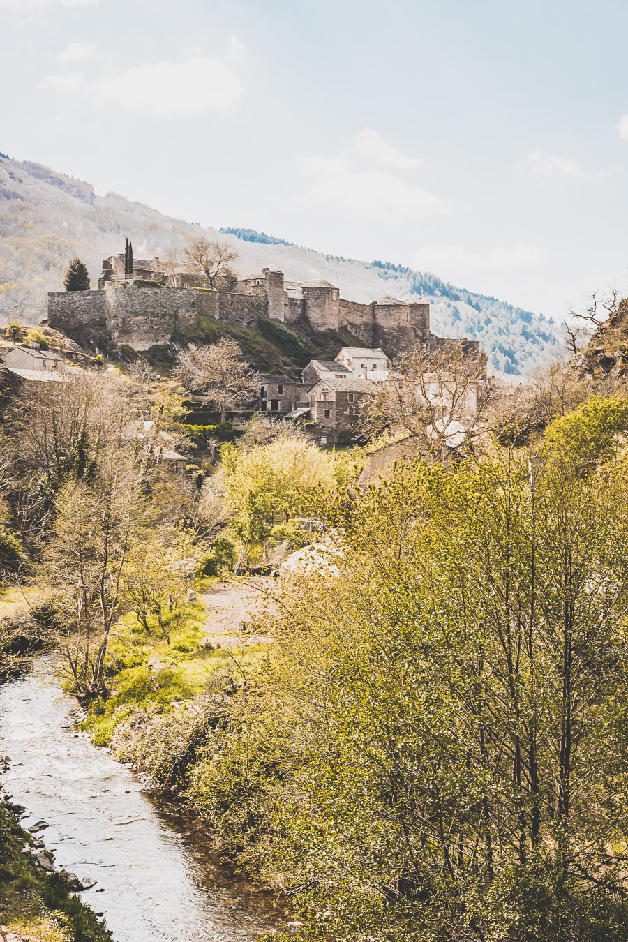 Vous vous demandez que voir en Aveyron ? Que faire en Aveyron ? Notre article est fait pour vous! Conques, Penne, La Couvertoirade, Rodez, Brousse-le-Château... sont évoqués en mots et photos #aveyron #occitanie #france #vacances / Road trip en Aveyron / Voyage en Aveyron / Découvrir l'Occitanie / Voyage en France / Vacances en France / Jolis villages / Travel in France / Voyage en Europe / Villages / Road trip en France / Village de charme / Aveyron tourisme / Aveyron France / Aveyron paysage