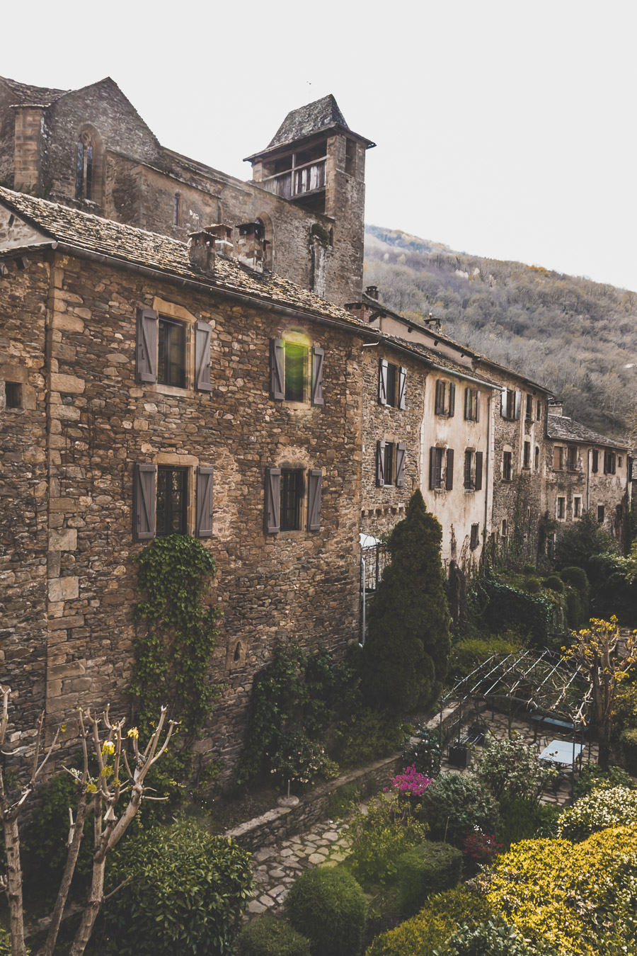 Vous vous demandez que voir en Aveyron ? Que faire en Aveyron ? Notre article est fait pour vous! Conques, Penne, La Couvertoirade, Rodez, Brousse-le-Château... sont évoqués en mots et photos #aveyron #occitanie #france #vacances / Road trip en Aveyron / Voyage en Aveyron / Découvrir l'Occitanie / Voyage en France / Vacances en France / Jolis villages / Travel in France / Voyage en Europe / Villages / Road trip en France / Village de charme / Aveyron tourisme / Aveyron France / Aveyron paysage