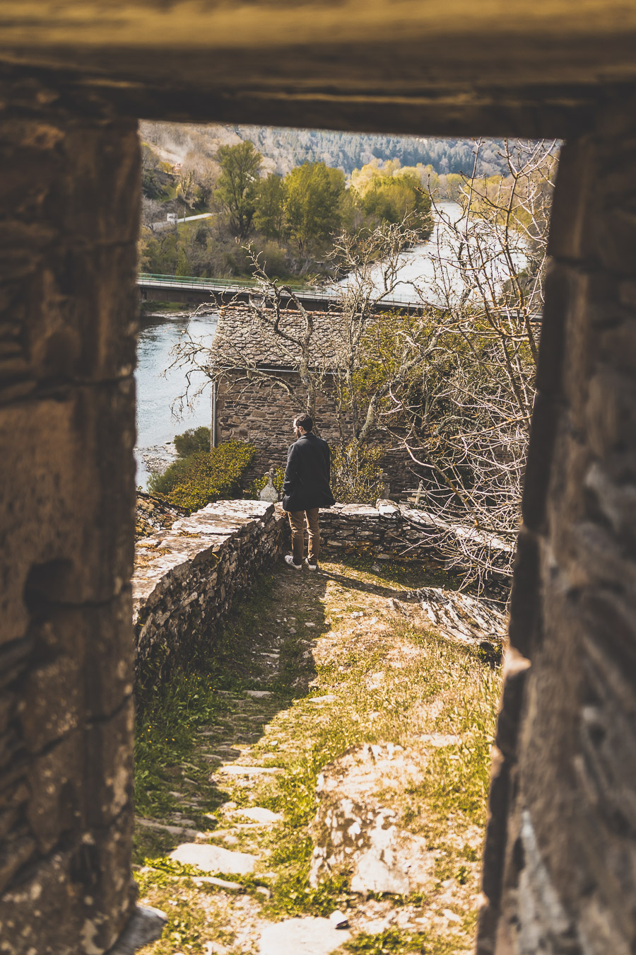 Vous vous demandez que voir en Aveyron ? Que faire en Aveyron ? Notre article est fait pour vous! Conques, Penne, La Couvertoirade, Rodez, Brousse-le-Château... sont évoqués en mots et photos #aveyron #occitanie #france #vacances / Road trip en Aveyron / Voyage en Aveyron / Découvrir l'Occitanie / Voyage en France / Vacances en France / Jolis villages / Travel in France / Voyage en Europe / Villages / Road trip en France / Village de charme / Aveyron tourisme / Aveyron France / Aveyron paysage