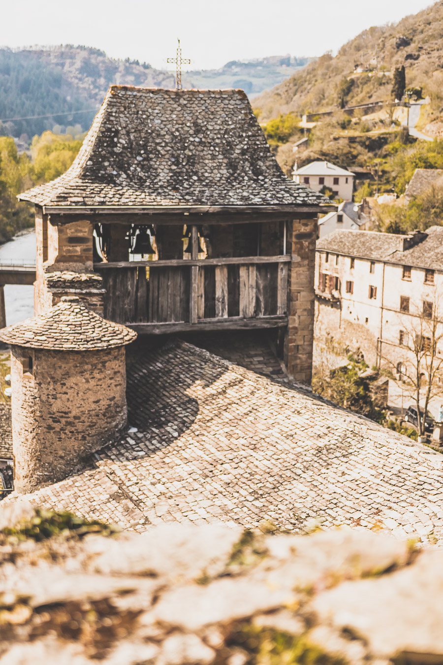 Vous vous demandez que voir en Aveyron ? Que faire en Aveyron ? Notre article est fait pour vous! Conques, Penne, La Couvertoirade, Rodez, Brousse-le-Château... sont évoqués en mots et photos #aveyron #occitanie #france #vacances / Road trip en Aveyron / Voyage en Aveyron / Découvrir l'Occitanie / Voyage en France / Vacances en France / Jolis villages / Travel in France / Voyage en Europe / Villages / Road trip en France / Village de charme / Aveyron tourisme / Aveyron France / Aveyron paysage