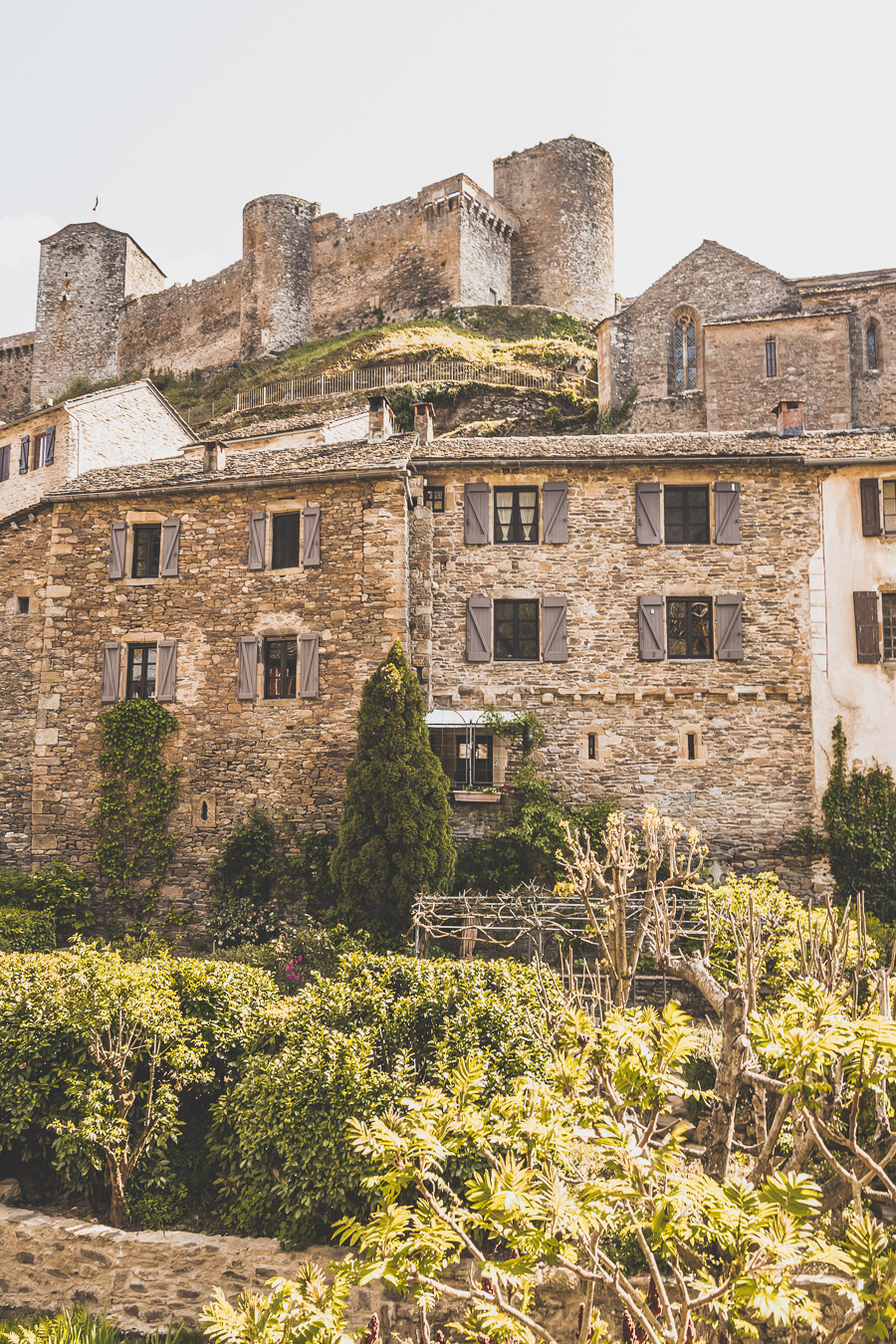 Vous vous demandez que voir en Aveyron ? Que faire en Aveyron ? Notre article est fait pour vous! Conques, Penne, La Couvertoirade, Rodez, Brousse-le-Château... sont évoqués en mots et photos #aveyron #occitanie #france #vacances / Road trip en Aveyron / Voyage en Aveyron / Découvrir l'Occitanie / Voyage en France / Vacances en France / Jolis villages / Travel in France / Voyage en Europe / Villages / Road trip en France / Village de charme / Aveyron tourisme / Aveyron France / Aveyron paysage