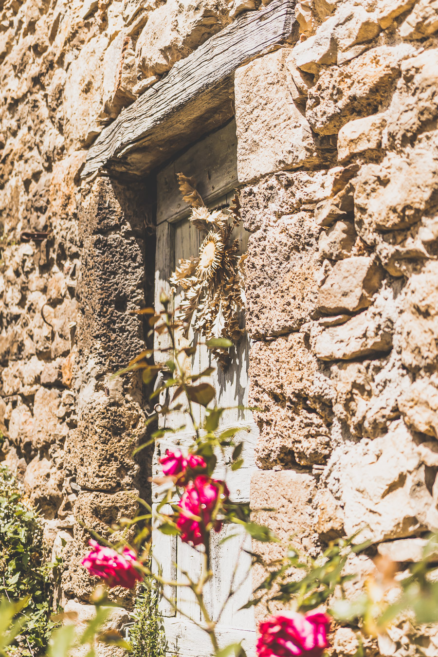 Vous vous demandez que voir en Aveyron ? Que faire en Aveyron ? Notre article est fait pour vous! Conques, Penne, La Couvertoirade, Rodez, Brousse-le-Château... sont évoqués en mots et photos #aveyron #occitanie #france #vacances / Road trip en Aveyron / Voyage en Aveyron / Découvrir l'Occitanie / Voyage en France / Vacances en France / Jolis villages / Travel in France / Voyage en Europe / Villages / Road trip en France / Village de charme / Aveyron tourisme / Aveyron France / Aveyron paysage