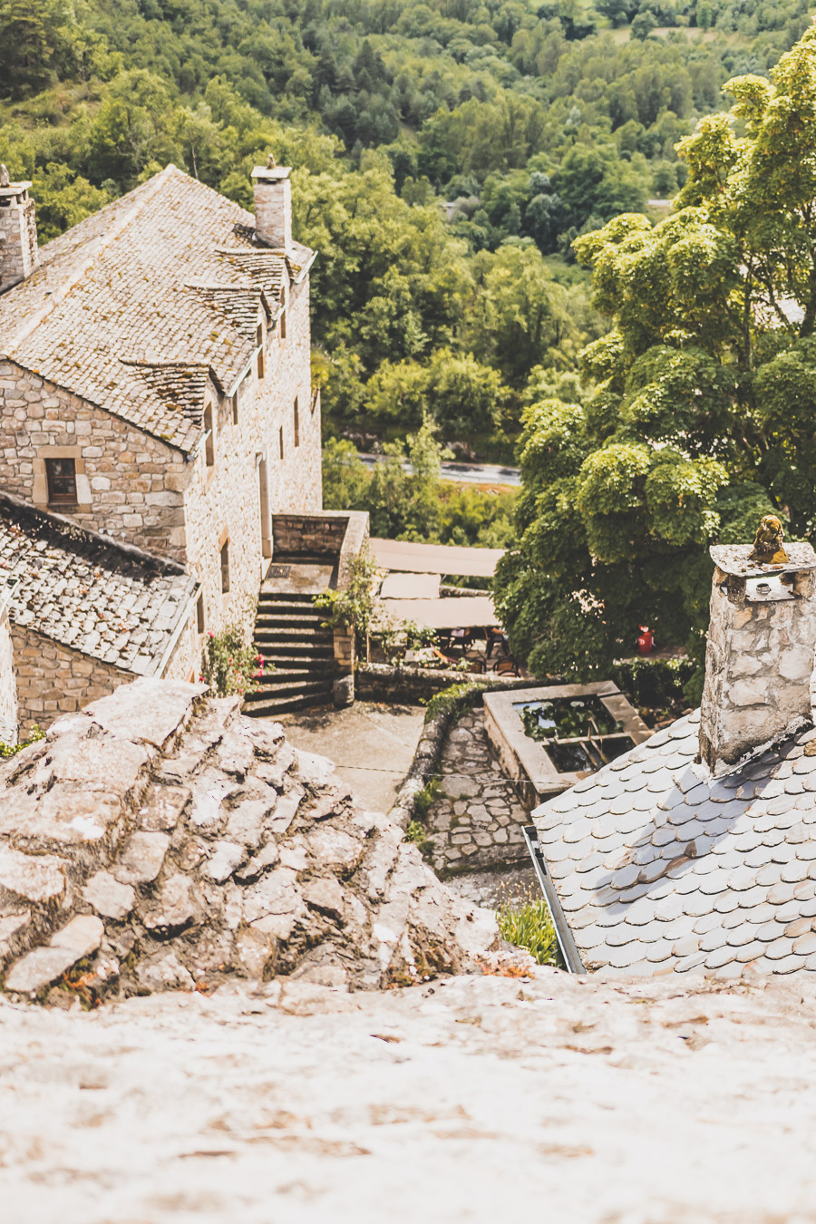 Vous vous demandez que voir en Aveyron ? Que faire en Aveyron ? Notre article est fait pour vous! Conques, Penne, La Couvertoirade, Rodez, Brousse-le-Château... sont évoqués en mots et photos #aveyron #occitanie #france #vacances / Road trip en Aveyron / Voyage en Aveyron / Découvrir l'Occitanie / Voyage en France / Vacances en France / Jolis villages / Travel in France / Voyage en Europe / Villages / Road trip en France / Village de charme / Aveyron tourisme / Aveyron France / Aveyron paysage