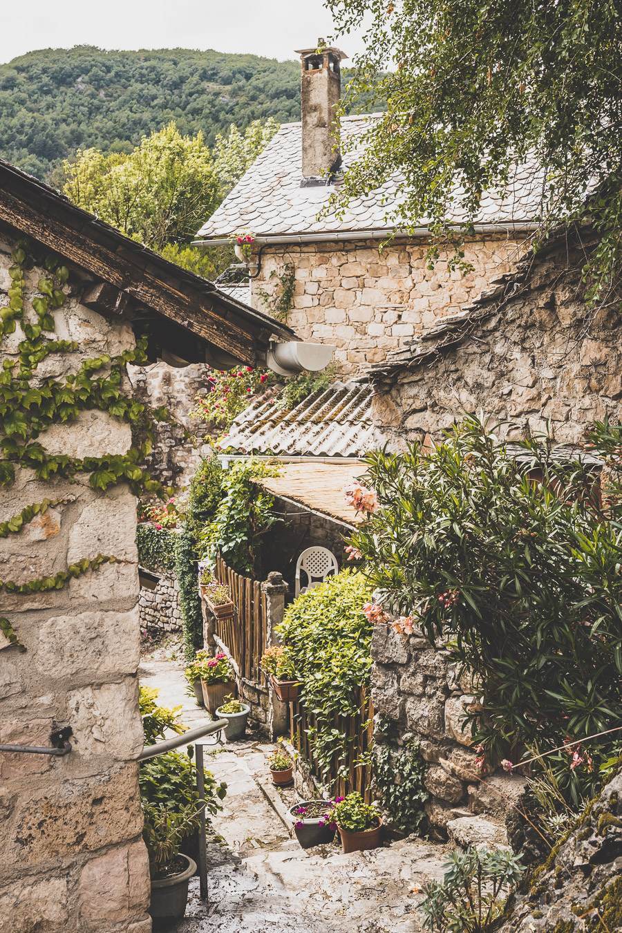 Vous vous demandez que voir en Aveyron ? Que faire en Aveyron ? Notre article est fait pour vous! Conques, Penne, La Couvertoirade, Rodez, Brousse-le-Château... sont évoqués en mots et photos #aveyron #occitanie #france #vacances / Road trip en Aveyron / Voyage en Aveyron / Découvrir l'Occitanie / Voyage en France / Vacances en France / Jolis villages / Travel in France / Voyage en Europe / Villages / Road trip en France / Village de charme / Aveyron tourisme / Aveyron France / Aveyron paysage