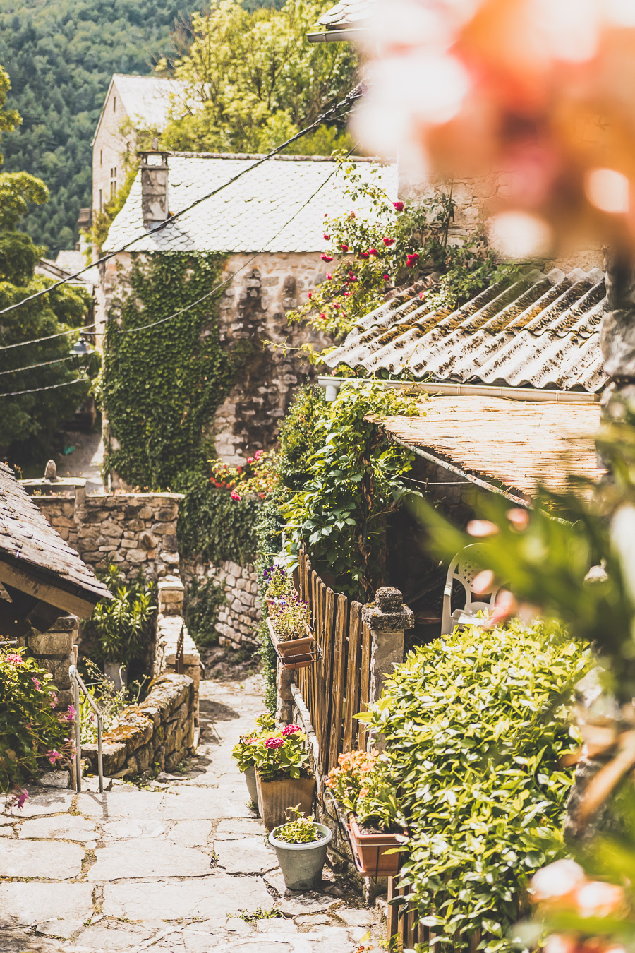 Vous vous demandez que voir en Aveyron ? Que faire en Aveyron ? Notre article est fait pour vous! Conques, Penne, La Couvertoirade, Rodez, Brousse-le-Château... sont évoqués en mots et photos #aveyron #occitanie #france #vacances / Road trip en Aveyron / Voyage en Aveyron / Découvrir l'Occitanie / Voyage en France / Vacances en France / Jolis villages / Travel in France / Voyage en Europe / Villages / Road trip en France / Village de charme / Aveyron tourisme / Aveyron France / Aveyron paysage