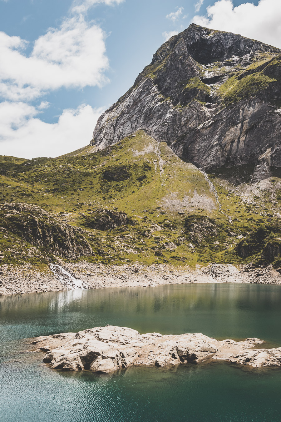 Vous voulez connaître les plus belles randonnées des Pyrénées... Suivez le guide ! Découvrir l'Occitanie / Voyage en France / Vacances en France / Travel in France / Voyage en Europe / Pyrenees moutains / Pyrenean mastiff / Pyreneeën frankrijk / pyrénées montagne / hautes pyrénées landscape / randonnée hautes pyrénées / paysage hautes pyrénées / rando hautes pyrénées / randonnée france / randonnée pyrénées / les plus belles randonnées en France / les plus belles randonnées Pyrénées / occitanie