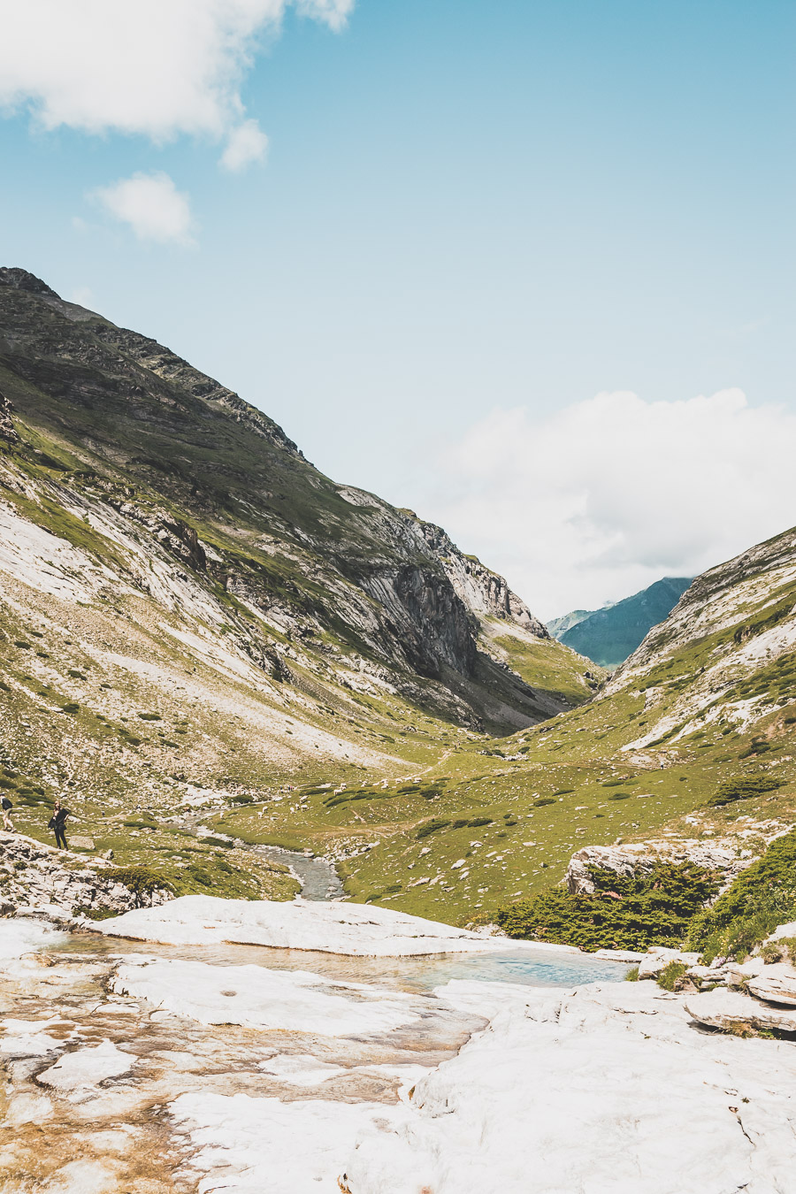 Vous voulez connaître les plus belles randonnées des Pyrénées... Suivez le guide ! Découvrir l'Occitanie / Voyage en France / Vacances en France / Travel in France / Voyage en Europe / Pyrenees moutains / Pyrenean mastiff / Pyreneeën frankrijk / pyrénées montagne / hautes pyrénées landscape / randonnée hautes pyrénées / paysage hautes pyrénées / rando hautes pyrénées / randonnée france / randonnée pyrénées / les plus belles randonnées en France / les plus belles randonnées Pyrénées / occitanie