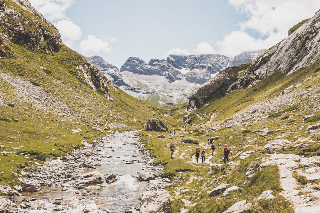 Vous voulez connaître les plus belles randonnées des Pyrénées... Suivez le guide ! Découvrir l'Occitanie / Voyage en France / Vacances en France / Travel in France / Voyage en Europe / Pyrenees moutains / Pyrenean mastiff / Pyreneeën frankrijk / pyrénées montagne / hautes pyrénées landscape / randonnée hautes pyrénées / paysage hautes pyrénées / rando hautes pyrénées / randonnée france / randonnée pyrénées / les plus belles randonnées en France / les plus belles randonnées Pyrénées / occitanie