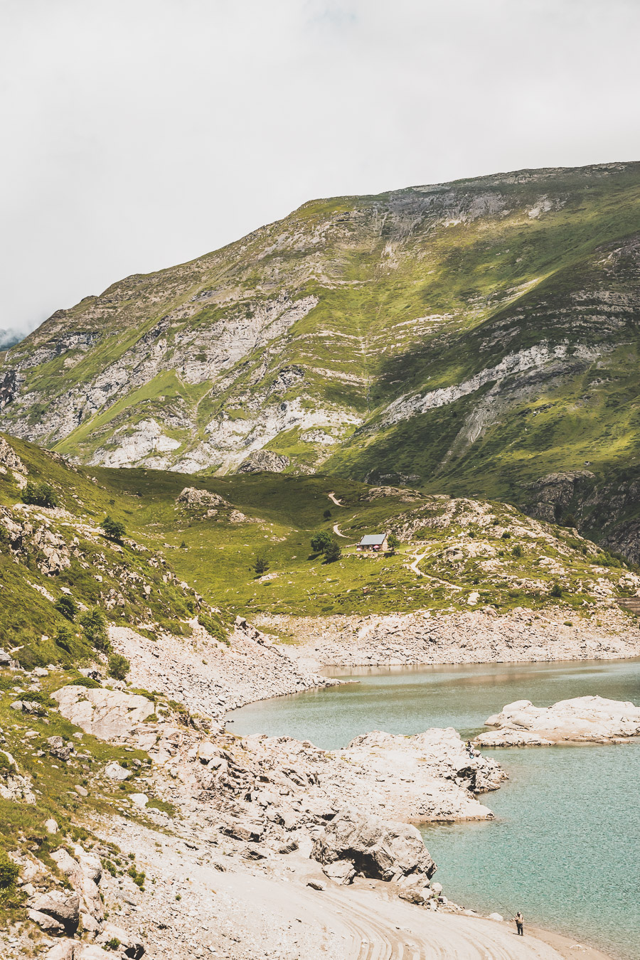 Vous voulez connaître les plus belles randonnées des Pyrénées... Suivez le guide ! Découvrir l'Occitanie / Voyage en France / Vacances en France / Travel in France / Voyage en Europe / Pyrenees moutains / Pyrenean mastiff / Pyreneeën frankrijk / pyrénées montagne / hautes pyrénées landscape / randonnée hautes pyrénées / paysage hautes pyrénées / rando hautes pyrénées / randonnée france / randonnée pyrénées / les plus belles randonnées en France / les plus belles randonnées Pyrénées / occitanie