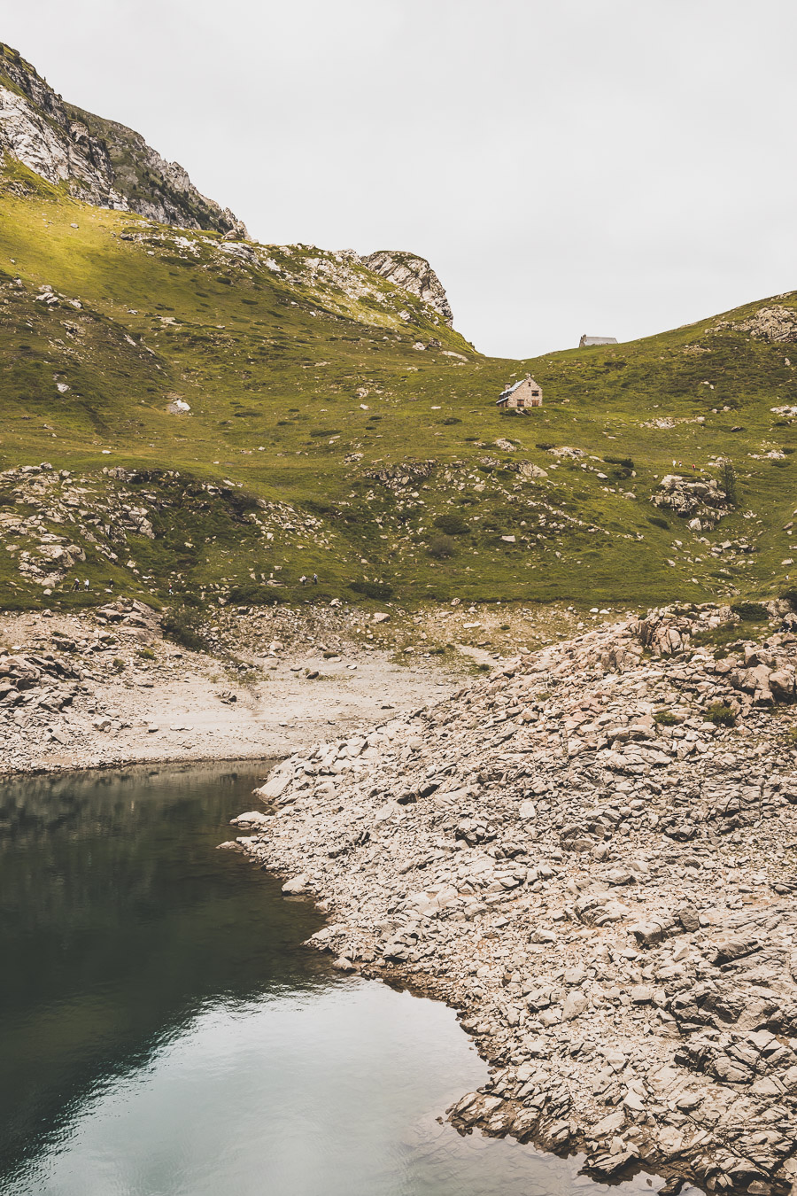 Vous voulez connaître les plus belles randonnées des Pyrénées... Suivez le guide ! Découvrir l'Occitanie / Voyage en France / Vacances en France / Travel in France / Voyage en Europe / Pyrenees moutains / Pyrenean mastiff / Pyreneeën frankrijk / pyrénées montagne / hautes pyrénées landscape / randonnée hautes pyrénées / paysage hautes pyrénées / rando hautes pyrénées / randonnée france / randonnée pyrénées / les plus belles randonnées en France / les plus belles randonnées Pyrénées / occitanie