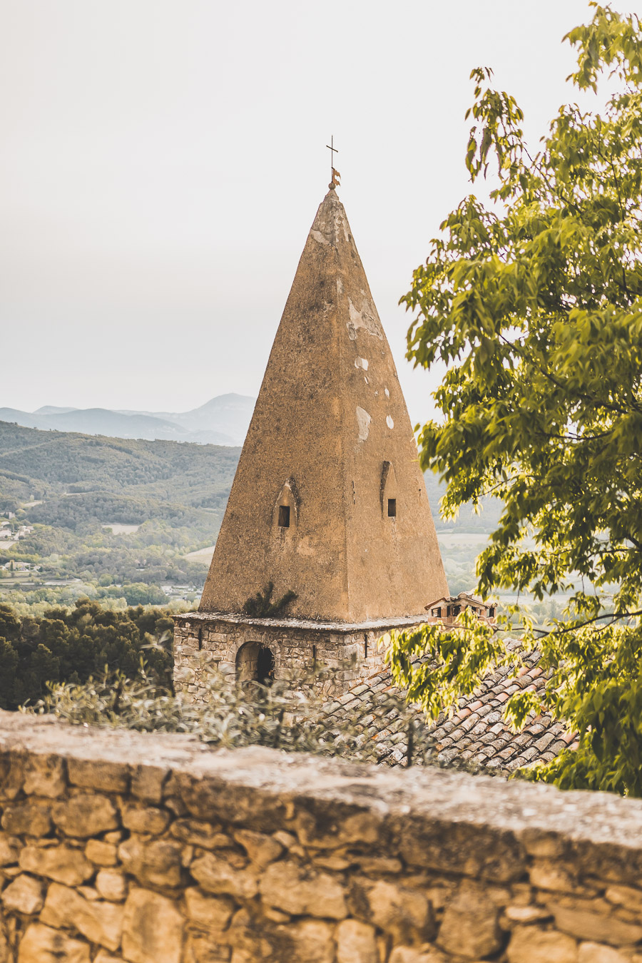 Vous vous demandez que faire dans le Vaucluse ? Faites un road trip en van et suivez le guide ! Vacances en France / Vacances plage / France paysage / Voyage en France / Voyage nature / Voyage en France / Destinations de voyages / Road trip France / Plus beaux villages de France / paysage / Vaucluse tourisme / Vaucluse france / Luberon provence / luberon visite / luberon france / provence france / provence alpes côte d'azur / alpes francaises / mont ventoux provence france / van aménagé 