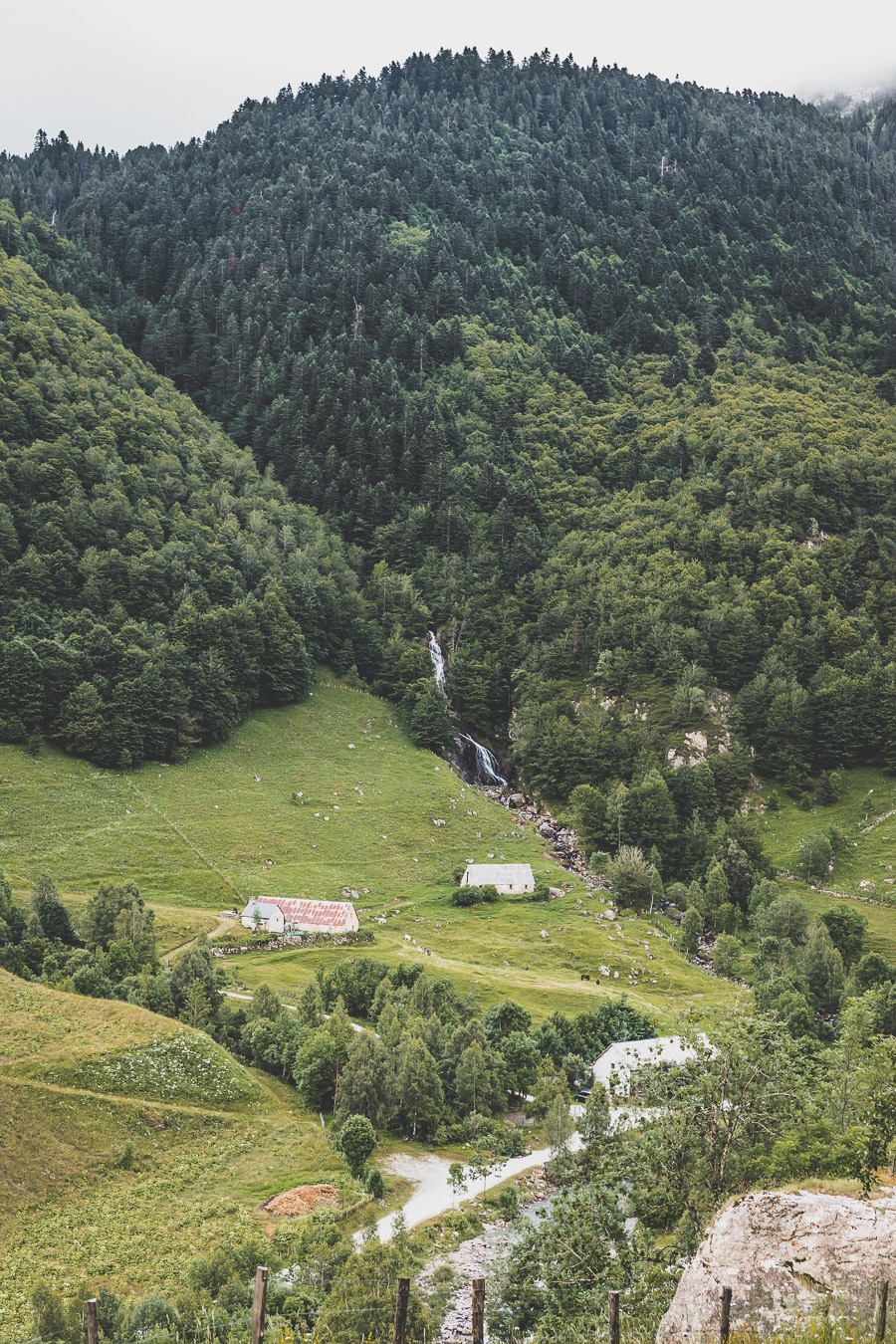 Vous voulez connaître les plus belles randonnées des Pyrénées... Suivez le guide ! Découvrir l'Occitanie / Voyage en France / Vacances en France / Travel in France / Voyage en Europe / Pyrenees moutains / Pyrenean mastiff / Pyreneeën frankrijk / pyrénées montagne / hautes pyrénées landscape / randonnée hautes pyrénées / paysage hautes pyrénées / rando hautes pyrénées / randonnée france / randonnée pyrénées / les plus belles randonnées en France / les plus belles randonnées Pyrénées / occitanie