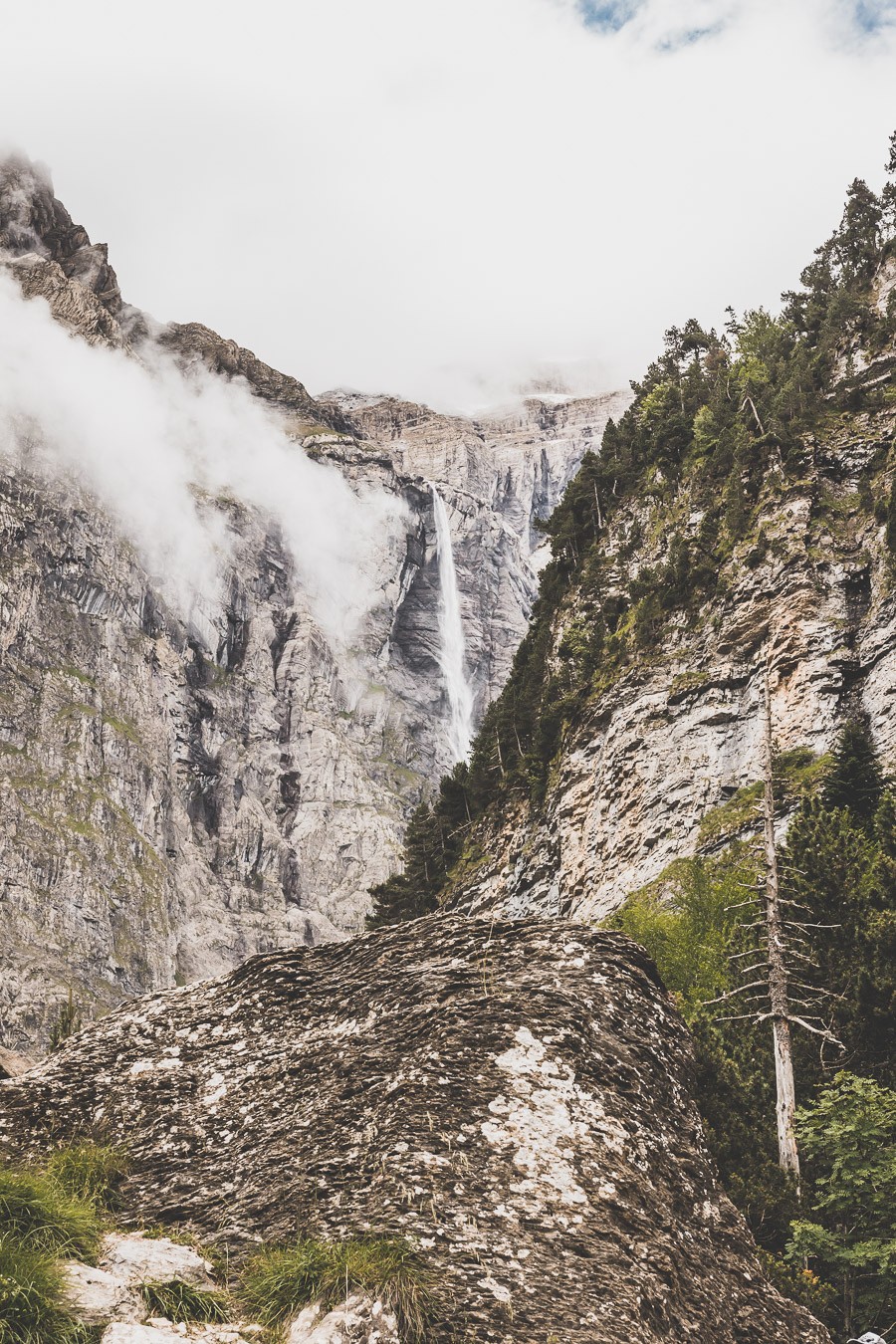 Vous voulez connaître les plus belles randonnées des Pyrénées... Suivez le guide ! Découvrir l'Occitanie / Voyage en France / Vacances en France / Travel in France / Voyage en Europe / Pyrenees moutains / Pyrenean mastiff / Pyreneeën frankrijk / pyrénées montagne / hautes pyrénées landscape / randonnée hautes pyrénées / paysage hautes pyrénées / rando hautes pyrénées / randonnée france / randonnée pyrénées / les plus belles randonnées en France / les plus belles randonnées Pyrénées / occitanie