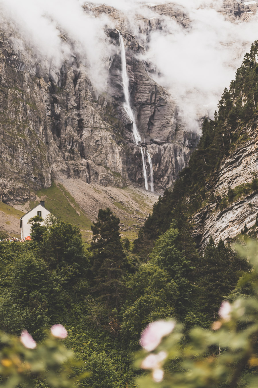 Vous voulez connaître les plus belles randonnées des Pyrénées... Suivez le guide ! Découvrir l'Occitanie / Voyage en France / Vacances en France / Travel in France / Voyage en Europe / Pyrenees moutains / Pyrenean mastiff / Pyreneeën frankrijk / pyrénées montagne / hautes pyrénées landscape / randonnée hautes pyrénées / paysage hautes pyrénées / rando hautes pyrénées / randonnée france / randonnée pyrénées / les plus belles randonnées en France / les plus belles randonnées Pyrénées / occitanie