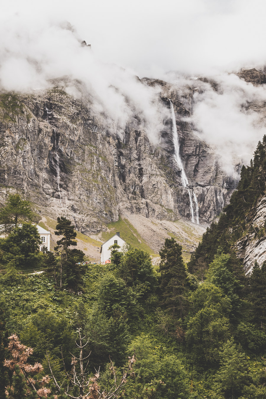 Vous voulez connaître les plus belles randonnées des Pyrénées... Suivez le guide ! Découvrir l'Occitanie / Voyage en France / Vacances en France / Travel in France / Voyage en Europe / Pyrenees moutains / Pyrenean mastiff / Pyreneeën frankrijk / pyrénées montagne / hautes pyrénées landscape / randonnée hautes pyrénées / paysage hautes pyrénées / rando hautes pyrénées / randonnée france / randonnée pyrénées / les plus belles randonnées en France / les plus belles randonnées Pyrénées / occitanie