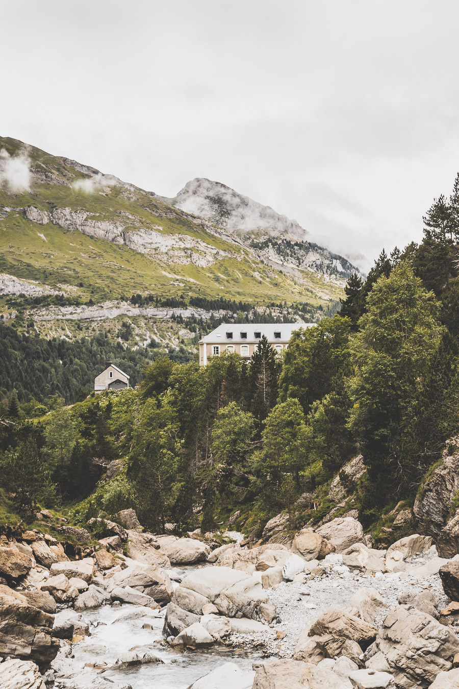 Vous voulez connaître les plus belles randonnées des Pyrénées... Suivez le guide ! Découvrir l'Occitanie / Voyage en France / Vacances en France / Travel in France / Voyage en Europe / Pyrenees moutains / Pyrenean mastiff / Pyreneeën frankrijk / pyrénées montagne / hautes pyrénées landscape / randonnée hautes pyrénées / paysage hautes pyrénées / rando hautes pyrénées / randonnée france / randonnée pyrénées / les plus belles randonnées en France / les plus belles randonnées Pyrénées / occitanie