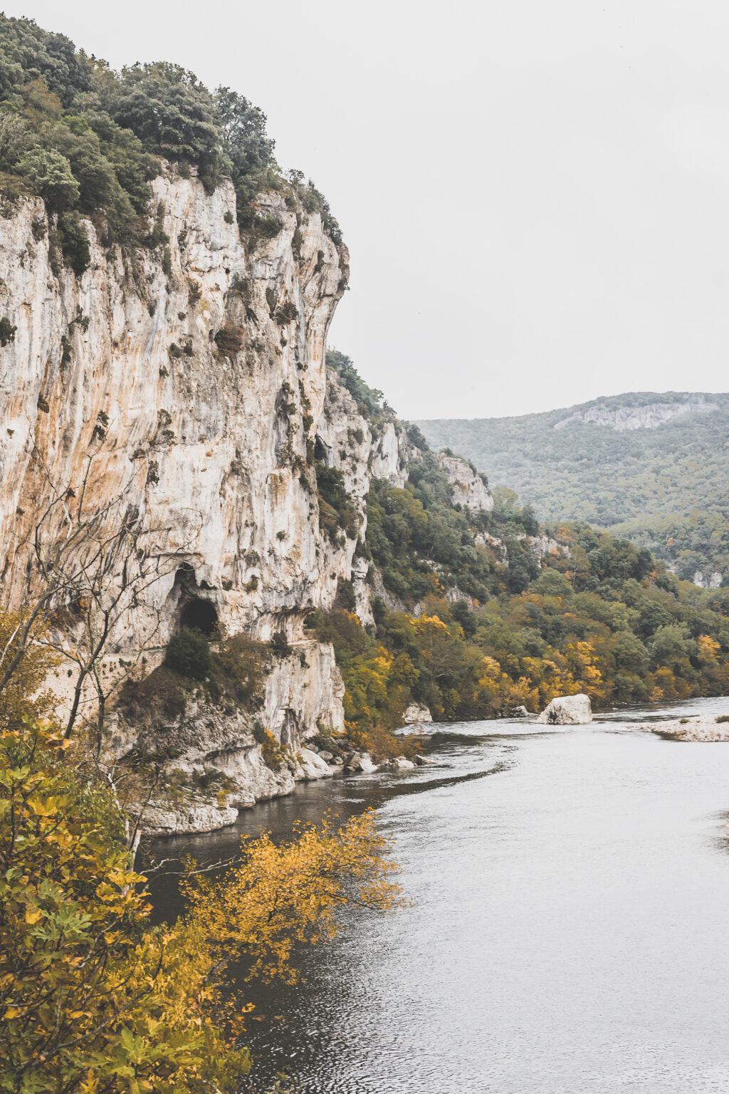 Vous vous demandez que visiter en Ardèche ? Faites un road trip en van et suivez le guide ! Ardeche france / Ardeche insolite / Ardeche frankrijk / Ardeche paysage / Ardeche camping / auvergne tourisme / Auvergne france / Auvergne rhone alpes / Auvergne-rhône-alpes / Auvergne frankrijk / Auvergne paysage / Vacances en France / Vacances plage / France paysage / Voyage en France / Voyage nature / Voyage en France / Destinations de voyages / Road trip France / Plus beaux villages de France /paysage