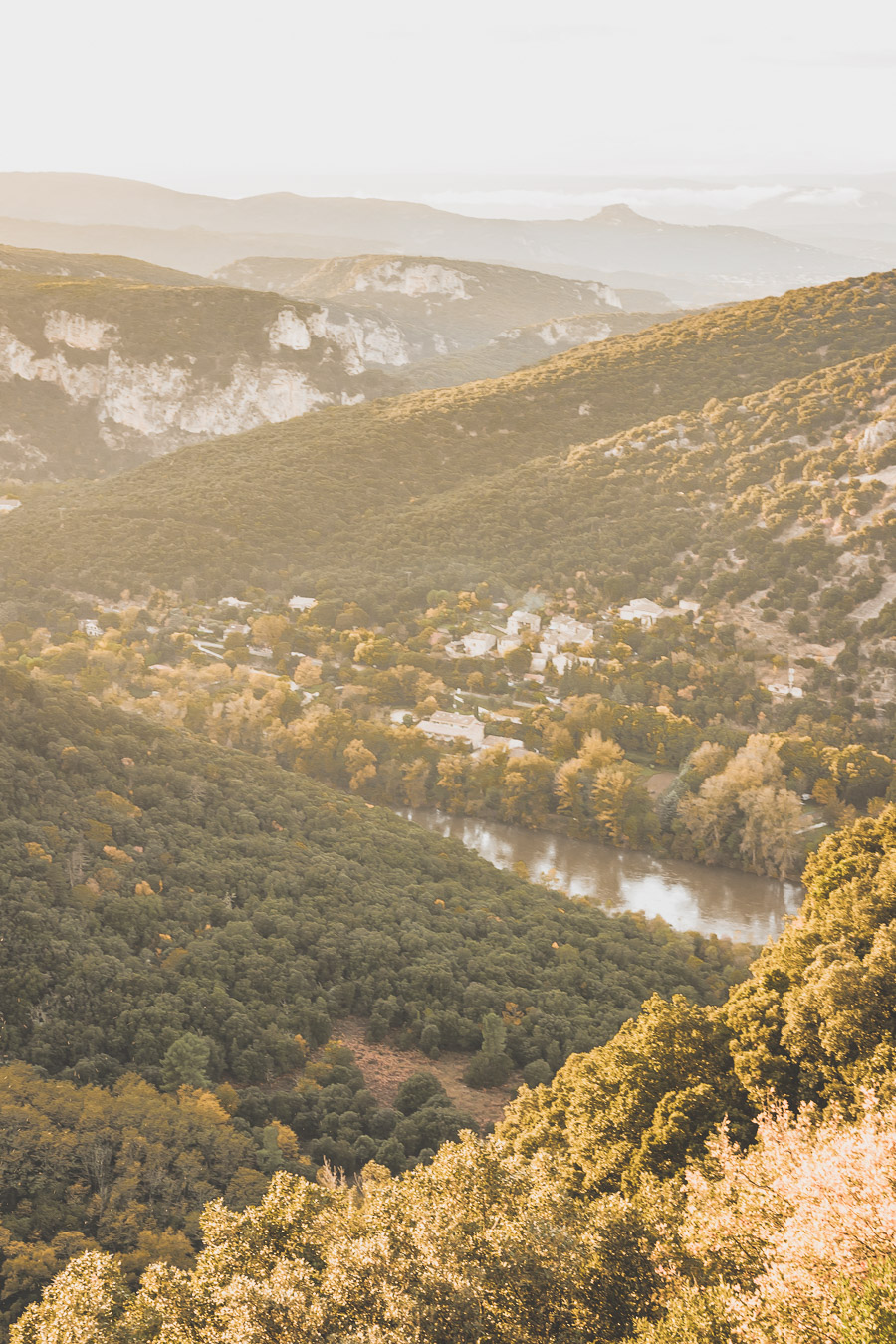 Vous vous demandez que visiter en Ardèche ? Faites un road trip en van et suivez le guide ! Ardeche france / Ardeche insolite / Ardeche frankrijk / Ardeche paysage / Ardeche camping / auvergne tourisme / Auvergne france / Auvergne rhone alpes / Auvergne-rhône-alpes / Auvergne frankrijk / Auvergne paysage / Vacances en France / Vacances plage / France paysage / Voyage en France / Voyage nature / Voyage en France / Destinations de voyages / Road trip France / Plus beaux villages de France /paysage