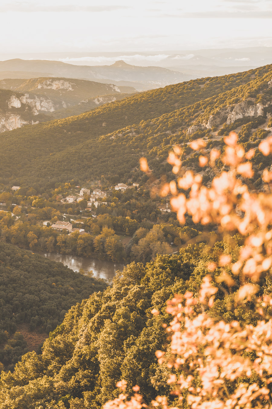 Vous vous demandez que visiter en Ardèche ? Faites un road trip en van et suivez le guide ! Ardeche france / Ardeche insolite / Ardeche frankrijk / Ardeche paysage / Ardeche camping / auvergne tourisme / Auvergne france / Auvergne rhone alpes / Auvergne-rhône-alpes / Auvergne frankrijk / Auvergne paysage / Vacances en France / Vacances plage / France paysage / Voyage en France / Voyage nature / Voyage en France / Destinations de voyages / Road trip France / Plus beaux villages de France /paysage