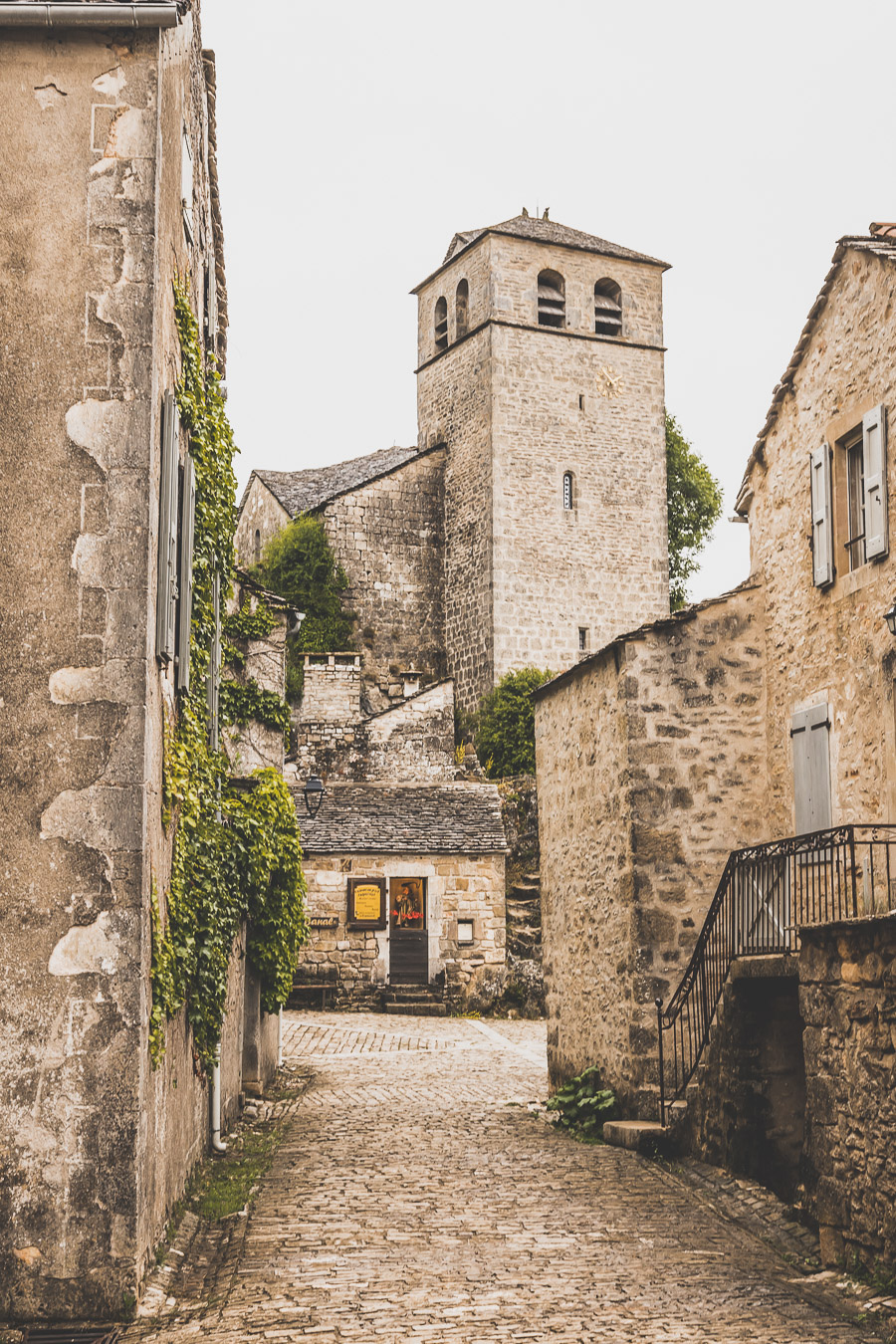 Vous vous demandez que voir en Aveyron ? Que faire en Aveyron ? Notre article est fait pour vous! Conques, Penne, La Couvertoirade, Rodez, Brousse-le-Château... sont évoqués en mots et photos #aveyron #occitanie #france #vacances / Road trip en Aveyron / Voyage en Aveyron / Découvrir l'Occitanie / Voyage en France / Vacances en France / Jolis villages / Travel in France / Voyage en Europe / Villages / Road trip en France / Village de charme / Aveyron tourisme / Aveyron France / Aveyron paysage