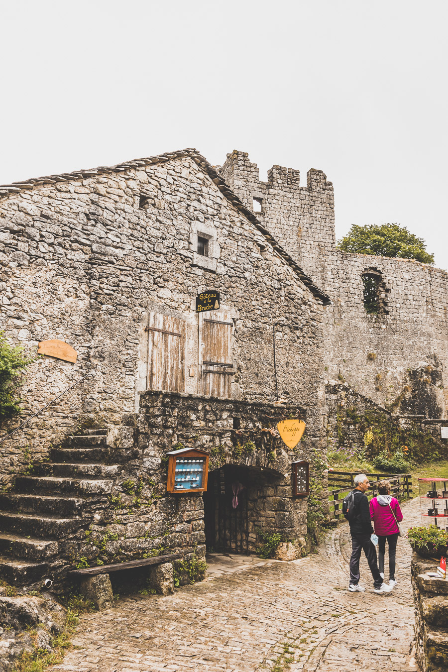 Vous vous demandez que voir en Aveyron ? Que faire en Aveyron ? Notre article est fait pour vous! Conques, Penne, La Couvertoirade, Rodez, Brousse-le-Château... sont évoqués en mots et photos #aveyron #occitanie #france #vacances / Road trip en Aveyron / Voyage en Aveyron / Découvrir l'Occitanie / Voyage en France / Vacances en France / Jolis villages / Travel in France / Voyage en Europe / Villages / Road trip en France / Village de charme / Aveyron tourisme / Aveyron France / Aveyron paysage