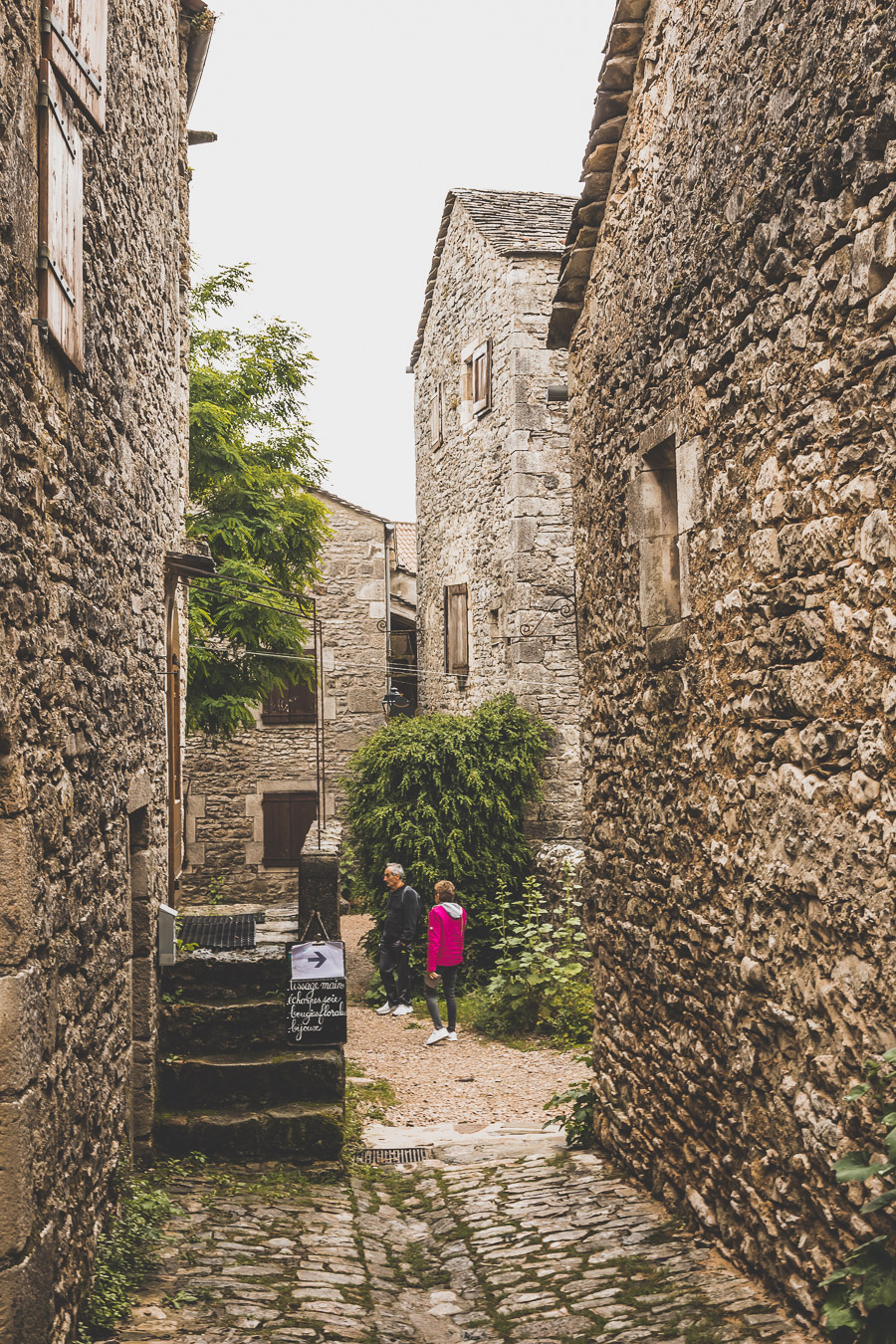 Vous vous demandez que voir en Aveyron ? Que faire en Aveyron ? Notre article est fait pour vous! Conques, Penne, La Couvertoirade, Rodez, Brousse-le-Château... sont évoqués en mots et photos #aveyron #occitanie #france #vacances / Road trip en Aveyron / Voyage en Aveyron / Découvrir l'Occitanie / Voyage en France / Vacances en France / Jolis villages / Travel in France / Voyage en Europe / Villages / Road trip en France / Village de charme / Aveyron tourisme / Aveyron France / Aveyron paysage