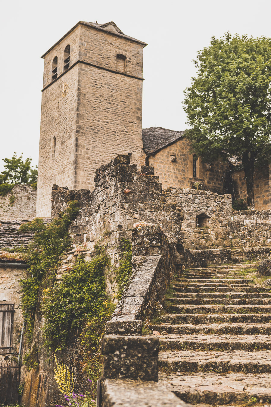 Vous vous demandez que voir en Aveyron ? Que faire en Aveyron ? Notre article est fait pour vous! Conques, Penne, La Couvertoirade, Rodez, Brousse-le-Château... sont évoqués en mots et photos #aveyron #occitanie #france #vacances / Road trip en Aveyron / Voyage en Aveyron / Découvrir l'Occitanie / Voyage en France / Vacances en France / Jolis villages / Travel in France / Voyage en Europe / Villages / Road trip en France / Village de charme / Aveyron tourisme / Aveyron France / Aveyron paysage