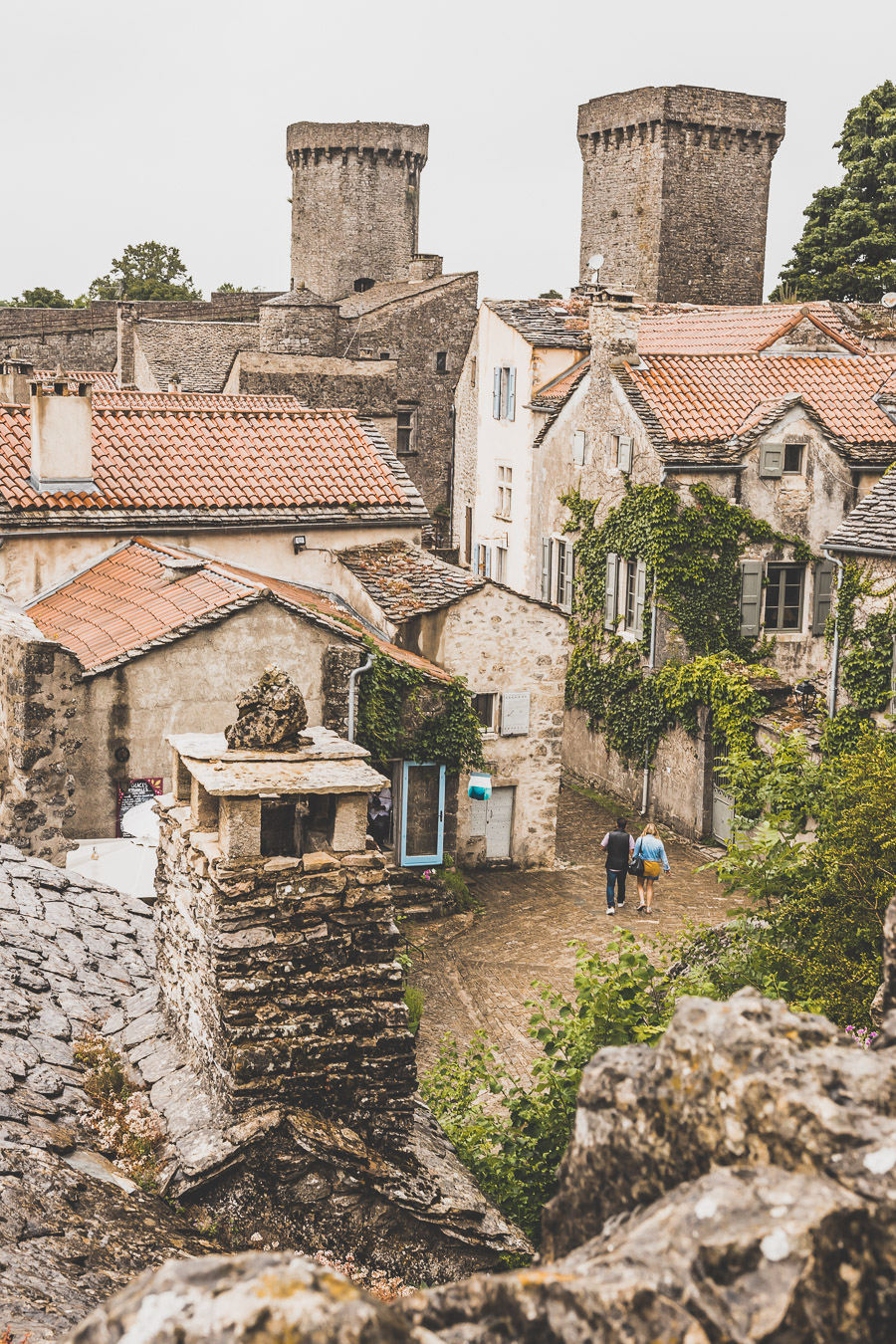 Vous vous demandez que voir en Aveyron ? Que faire en Aveyron ? Notre article est fait pour vous! Conques, Penne, La Couvertoirade, Rodez, Brousse-le-Château... sont évoqués en mots et photos #aveyron #occitanie #france #vacances / Road trip en Aveyron / Voyage en Aveyron / Découvrir l'Occitanie / Voyage en France / Vacances en France / Jolis villages / Travel in France / Voyage en Europe / Villages / Road trip en France / Village de charme / Aveyron tourisme / Aveyron France / Aveyron paysage